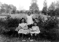 1908 - Valentine _ Georges Ancely et la cousine Germaine  Marguerite Garipuy    001