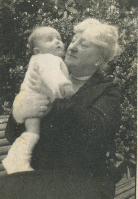 Madeleine et sa grand mere Marie LOUBIÈRE ALBUM LOUBIERE 6 -  004-002