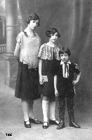Georgette 16 ans - Aline 10 ans - Bertrand 7 ans  FOUGA