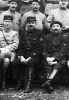 Edouard Privat parmi des militaires devant un train 1 (2)-001