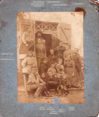 1891-Du monde sur le perron de Lacaze