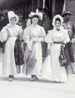 1895-Marthe Ancely au milieu