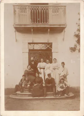 1894-08-Du monde sur le perron de Lacaze