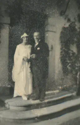 1922-Du monde sur le perron de Lacaze