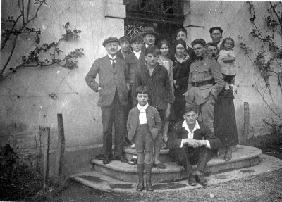 1925-Du monde sur le perron de Lacaze