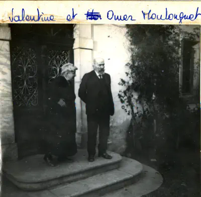 1925-Du monde sur le perron de Lacaze