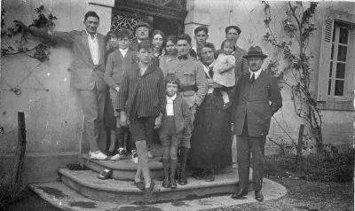 1925-Du monde sur le perron de Lacaze