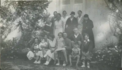 1934--Du monde sur le perron de Lacaze