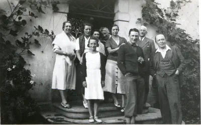 1935--Du monde sur le perron de Lacaze