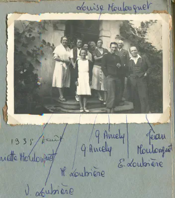 1935--Du monde sur le perron de Lacaze