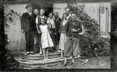 1935--Du monde sur le perron de Lacaze