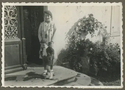 1936--Du monde sur le perron de Lacaze