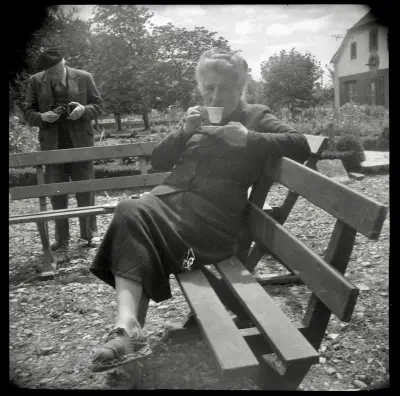 1950-env--Du monde sur le perron de Lacaze