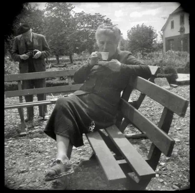 1950-env--Du monde sur le perron de Lacaze